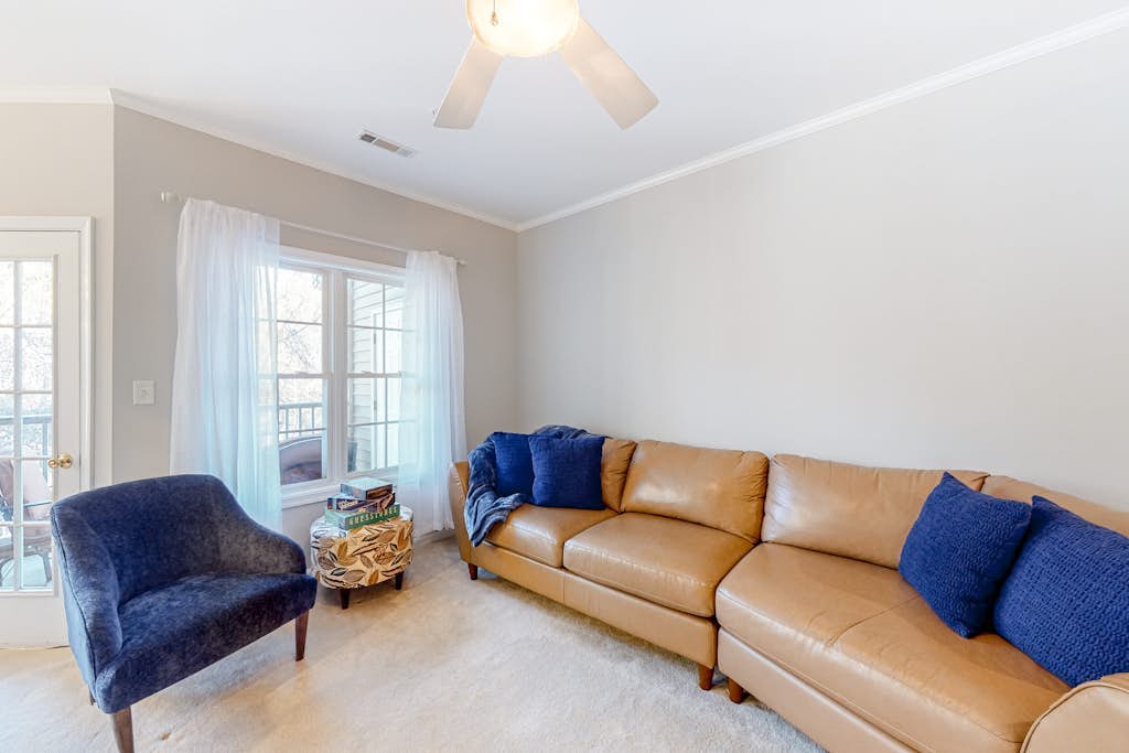 Creekwood condo with on-site pool & balcony -  near shopping/dining