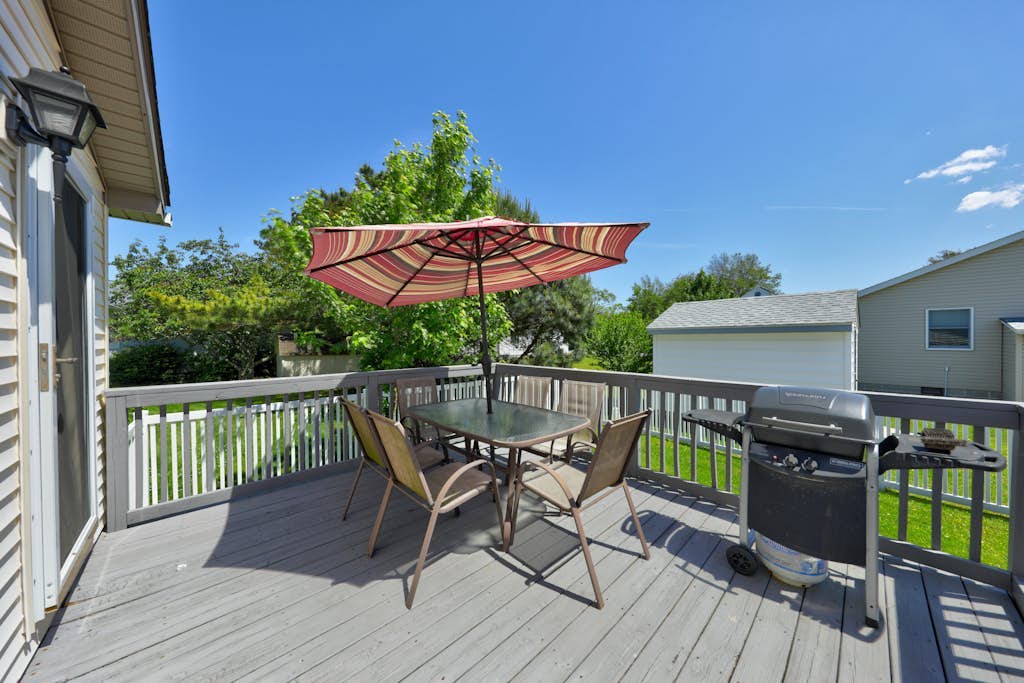 Affordable dog-frienedly beach home w/private deck, gas grill, enclosed yard