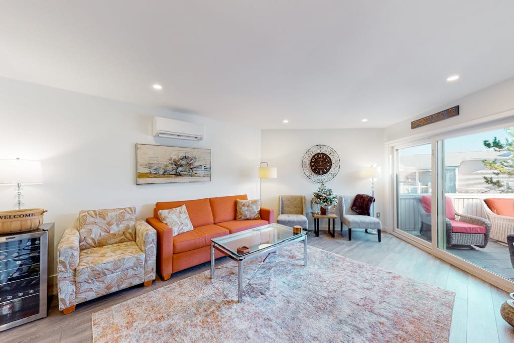 Lovely, ocean-block contemporary condo with pool, fast WiFi, balcony & W/D