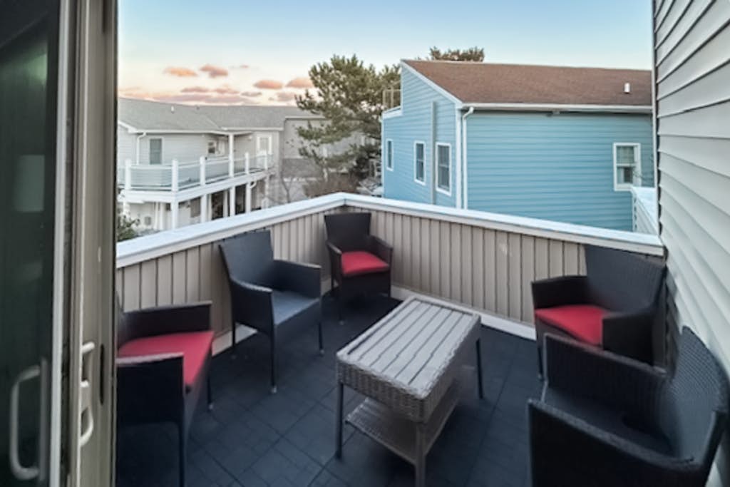 Lovely, ocean-block contemporary condo with pool, fast WiFi, balcony & W/D