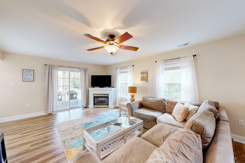 Eagles Landing home with gas fireplace, washer/dryer, pool & tennis court