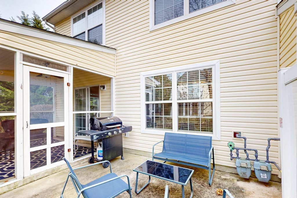 Eagles Landing home with gas fireplace, washer/dryer, pool & tennis court