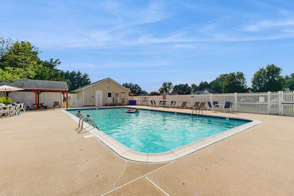 Maplewood pet friendly house w/shared pool, W/D & free WIFI