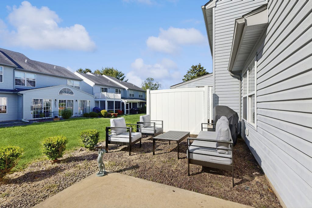 Eagles Landing townhome with pool and tennis access, patio & grill