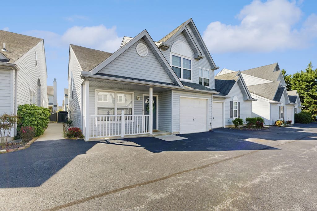 Eagles Landing townhome with pool and tennis access, patio & grill