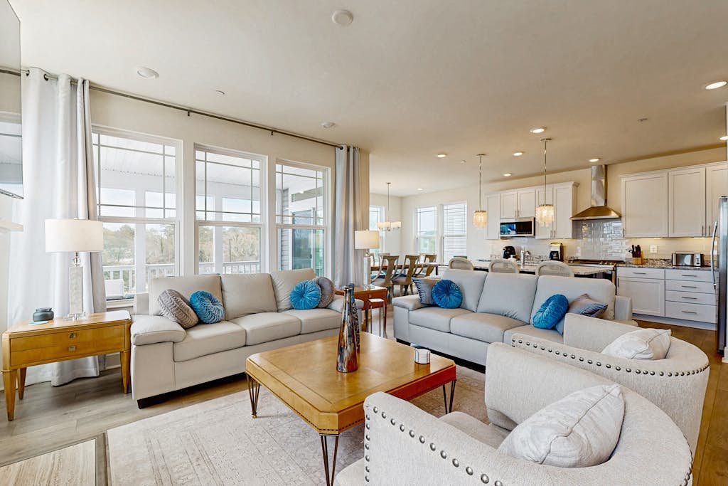 Oyster House Village house w/community pool, private hot tub, kayaks