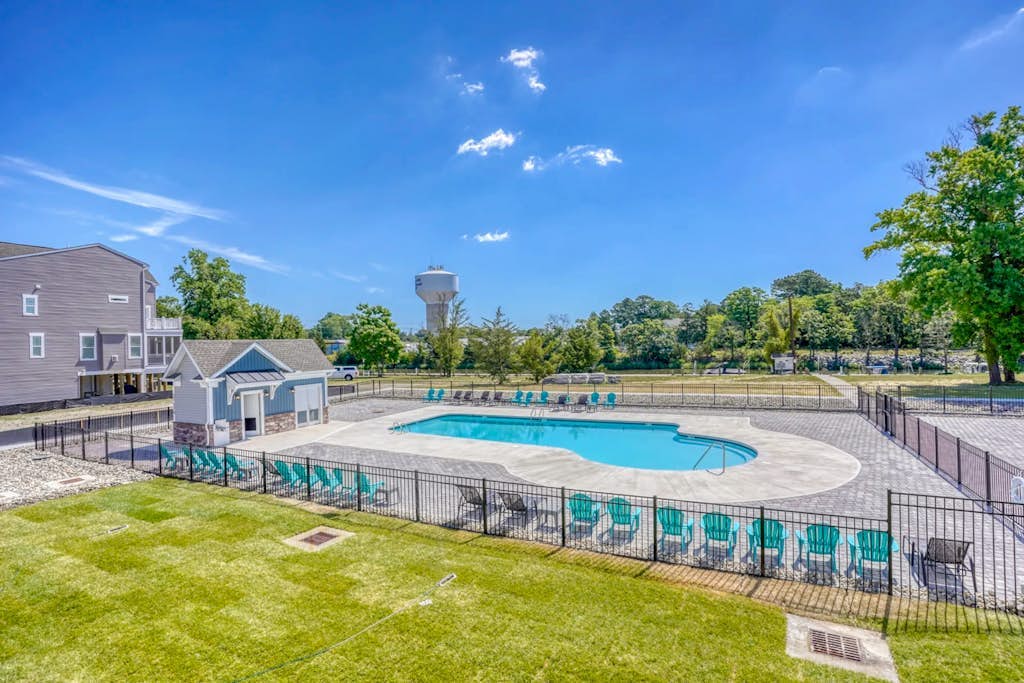 Oyster House Village house w/community pool, private hot tub, kayaks