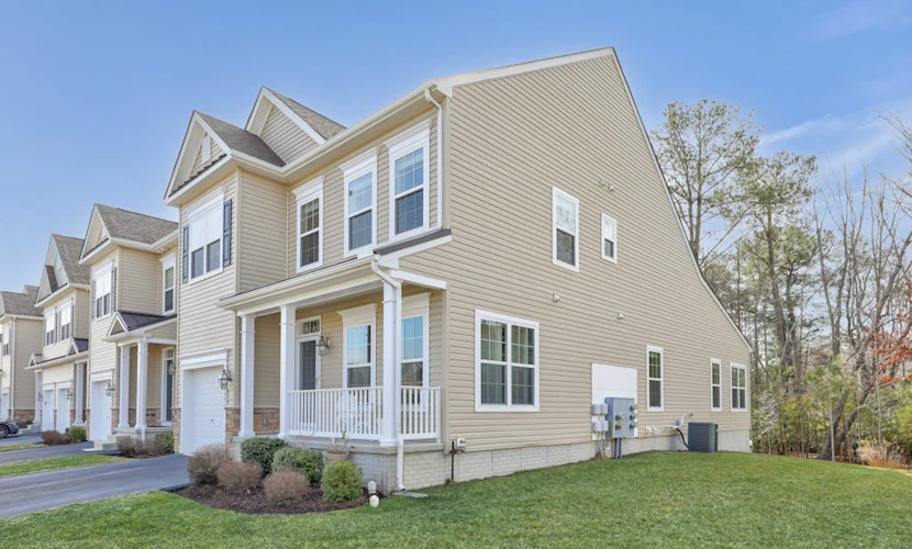 Dog-friendly townhome with pool, central AC, & W/D - only 1.5 miles the beach