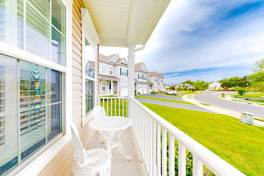 Dog-friendly townhome with pool, central AC, & W/D - only 1.5 miles the beach