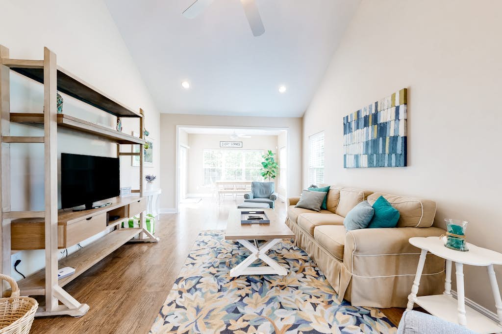 Dog-friendly townhome with pool, central AC, & W/D - only 1.5 miles the beach