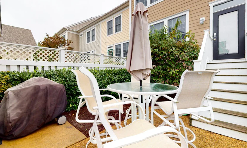 Bear Trap Dunes end townhouse w/ pool table, shared pools and fitness room