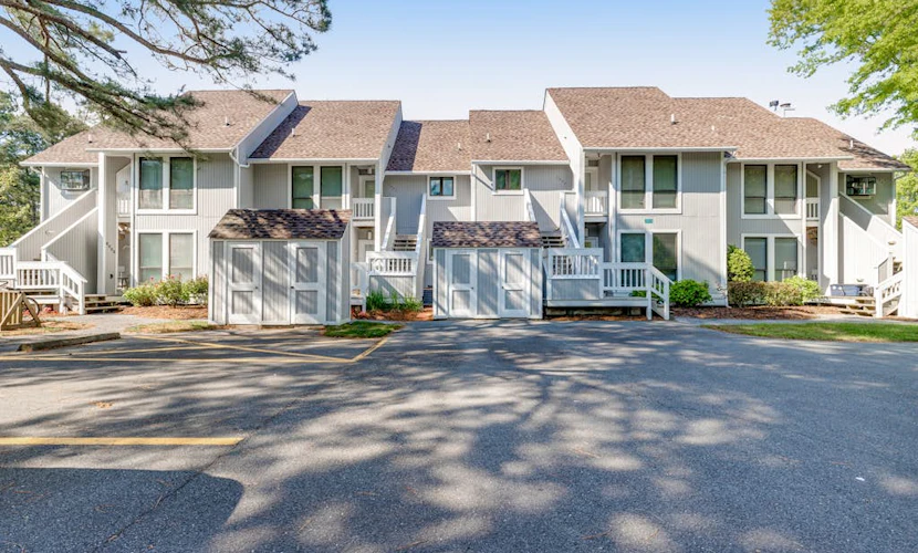 1st-floor Sea Colony Tennis condo with gym, tennis court, & pool