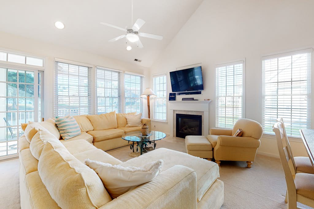 Bear Trap Dunes townhouse w/ balcony, free WiFi, gym, and private gas grill