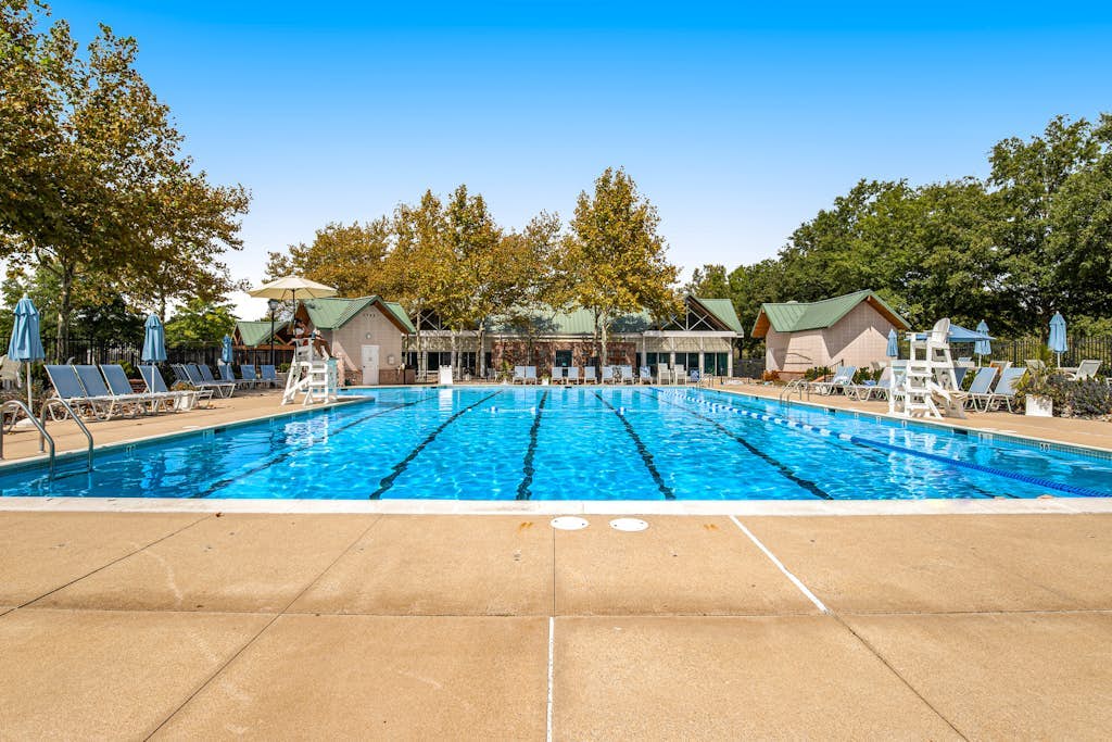 Bear Trap Dunes 2nd floor condo w/ balcony, free WiFi, and basketball court