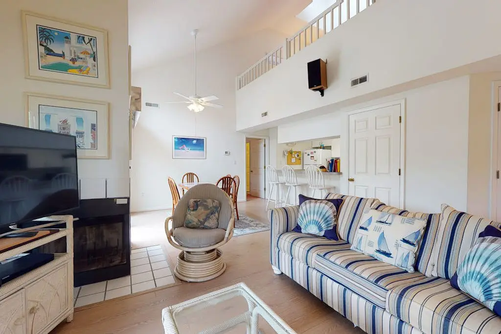 Sea Colony - 19007 Lakeview Ct
