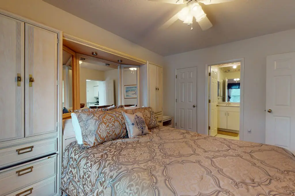 Sea Colony - 19007 Lakeview Ct