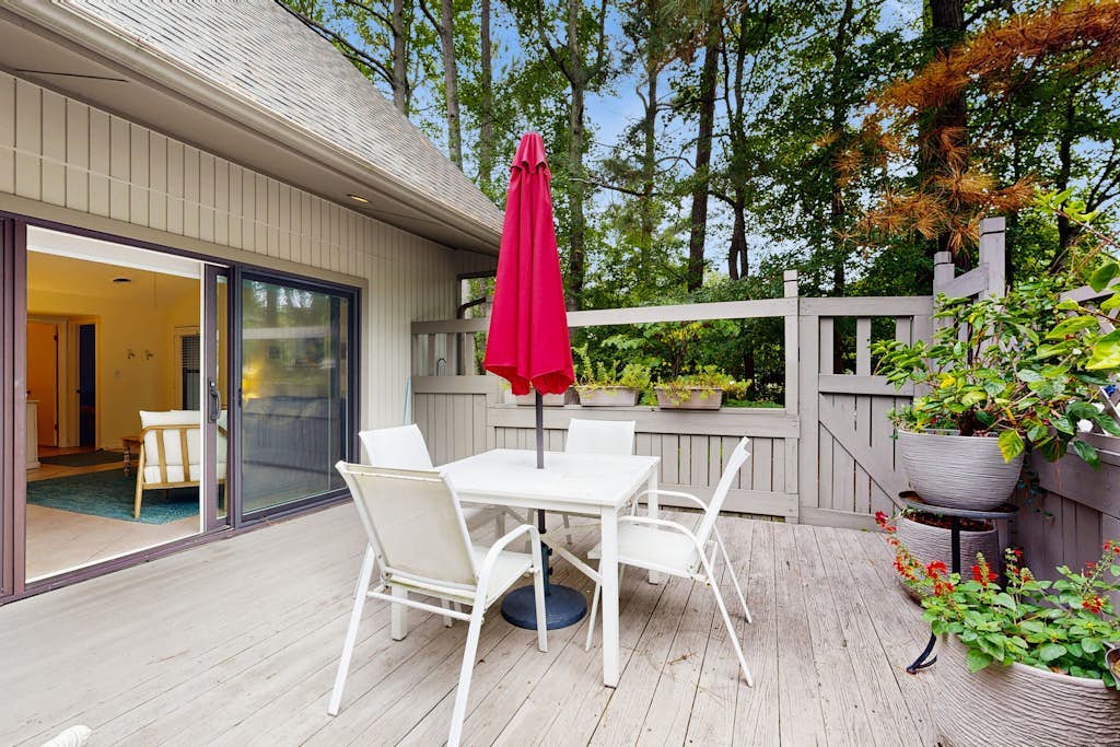 Sea Colony first-floor condo with fast WiFi, central AC & pool/gym access