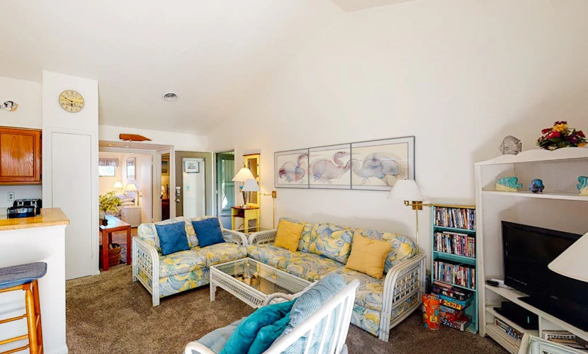 Sea Colony Tennis 1st-floor condo pool & gym