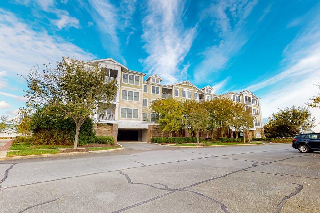 Bayside Resort 4th floor condo w/ gym, tennis court, and free WiFi