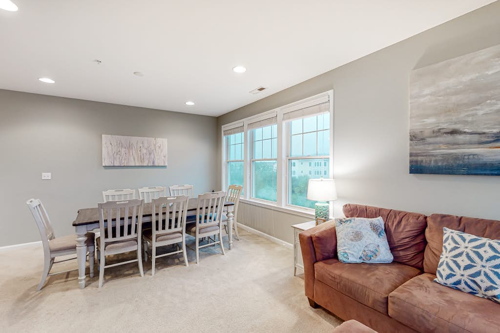 Bayside Resort 4th floor condo w/ gym, tennis court, and free WiFi