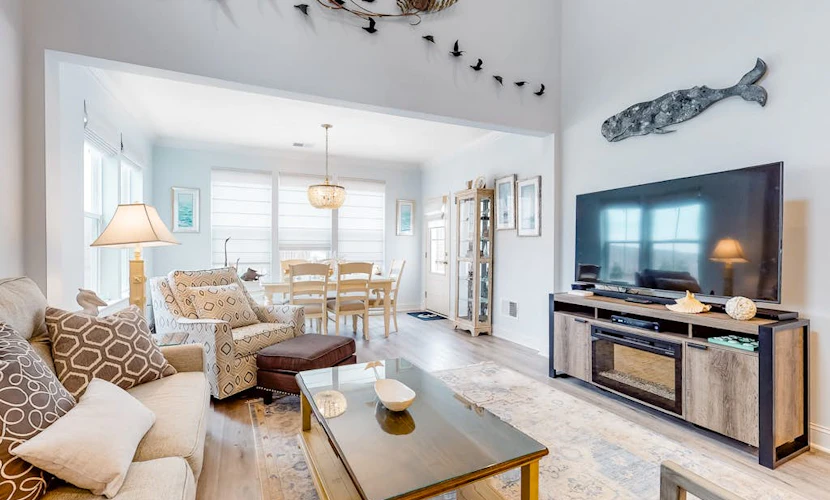Dog-friendly resort townhouse w/shared sauna, fireplace, basketball/tennis court