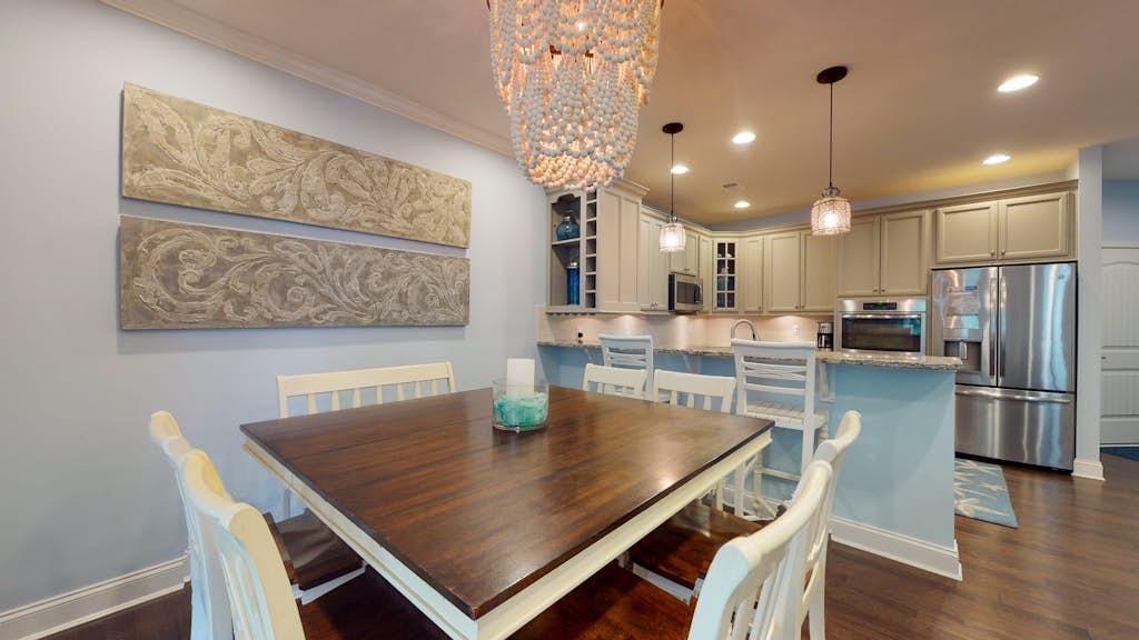 Bayside Resort townhouse w/ free WiFi, pool, golf on-site, and fireplace