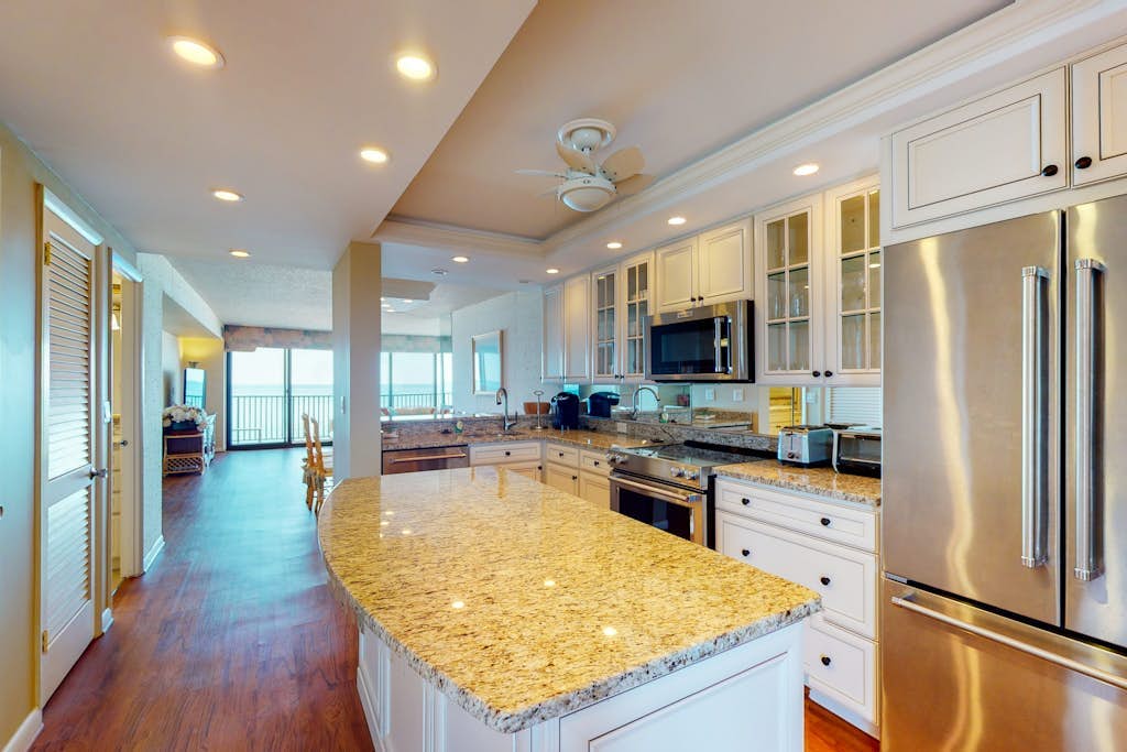 Sea Colony oceanfront 15th-floor condo with pool & tennis/basketball courts