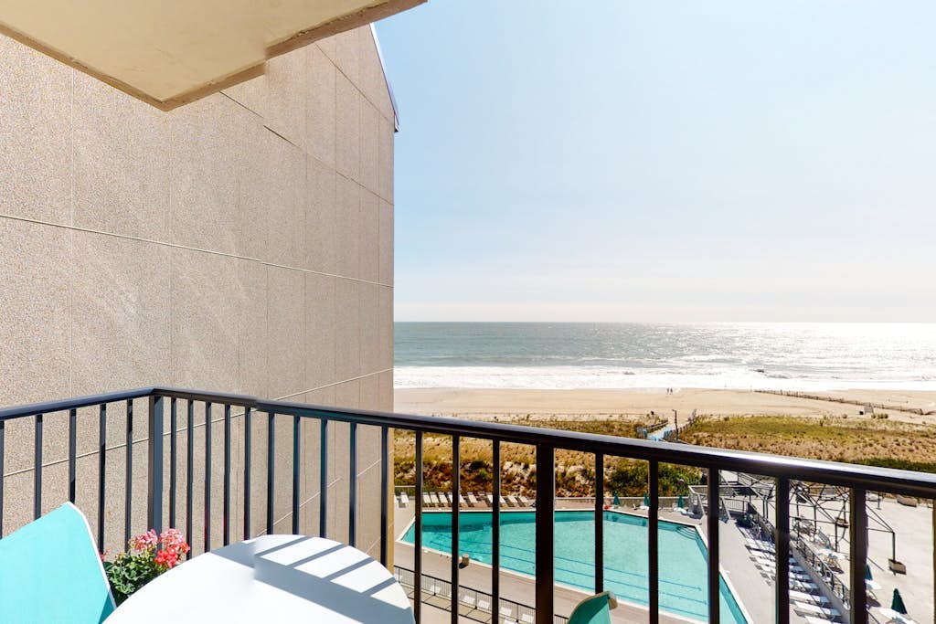 Sea Colony Ocean 7th floor condo w/ pool, shared sauna, and gym