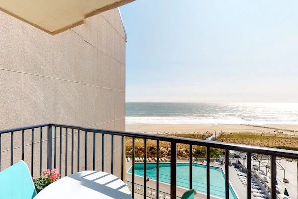 Sea Colony Ocean 7th floor condo w/ pool, shared sauna, and gym