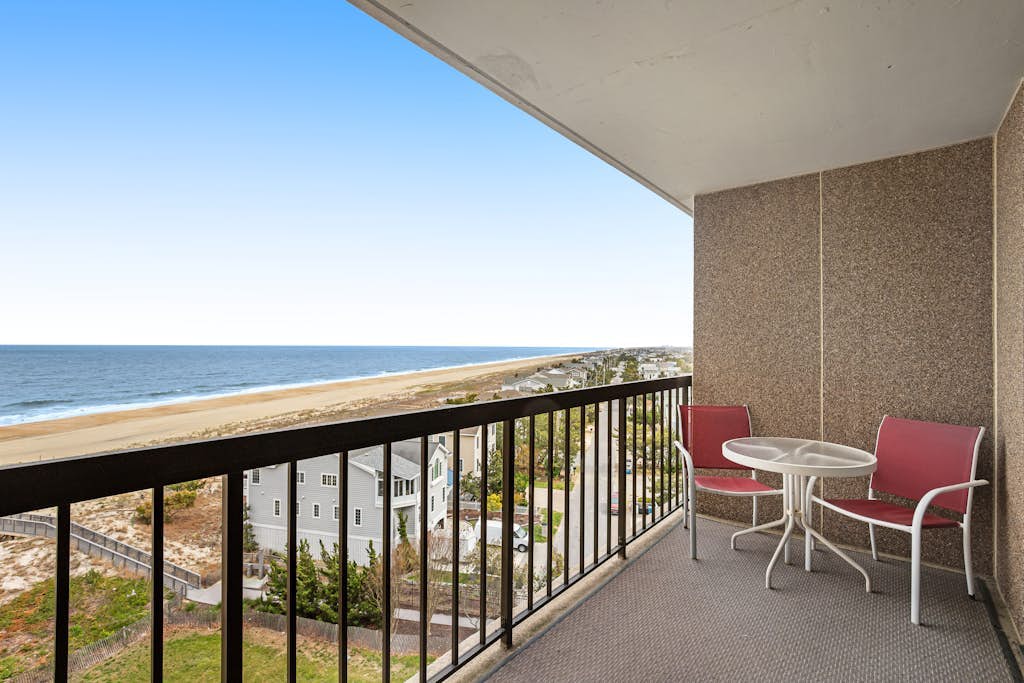 Sea Colony Ocean 7th floor condo w/ tennis court, balcony, and elevator