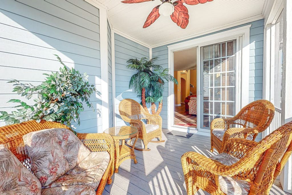 Bayside Resort townhouse w/ free WiFi, tennis court, pool, and board games