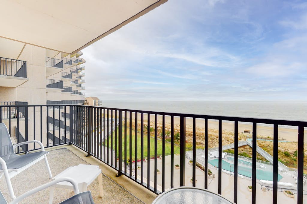 Sea Colony Ocean 9th floor condo w/ balcony, gym, and free WiFi