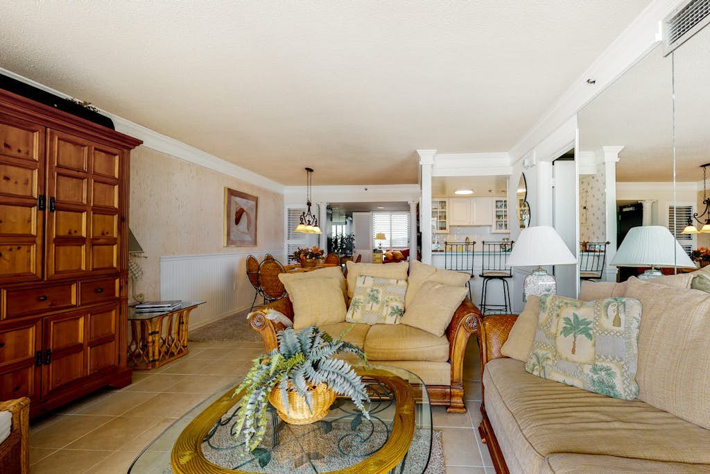 Sea Colony oceanfront 4th-floor condo w/ elevator