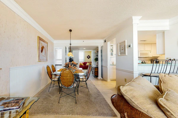 Sea Colony oceanfront 4th-floor condo w/ elevator