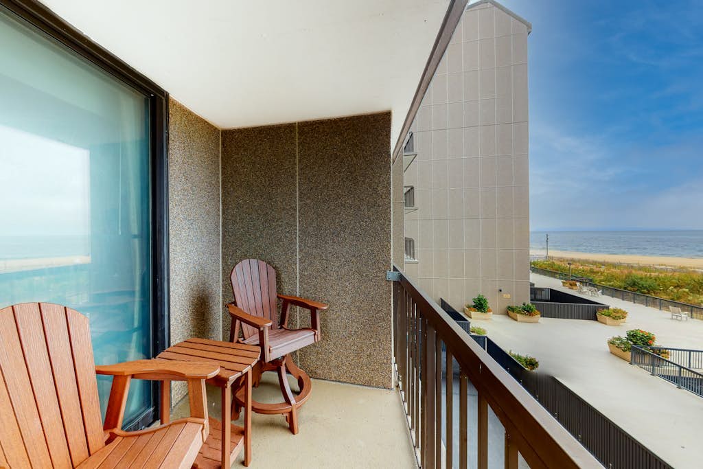 Sea Colony Ocean 3rd floor condo w/ pool, free WiFi, and elevator