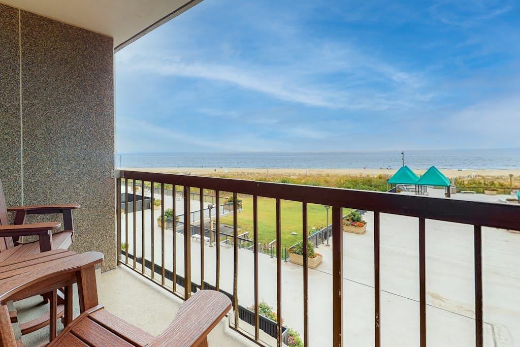 Sea Colony Ocean 3rd floor condo w/ pool, free WiFi, and elevator