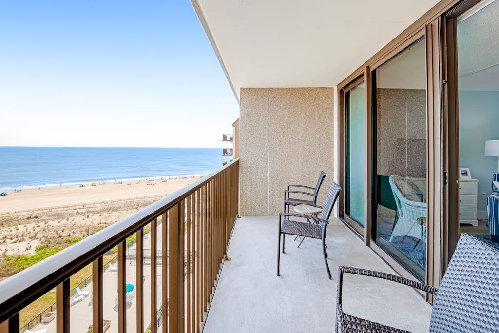 Sea Colony Ocean 8th-floor condo with tennis & basketball courts