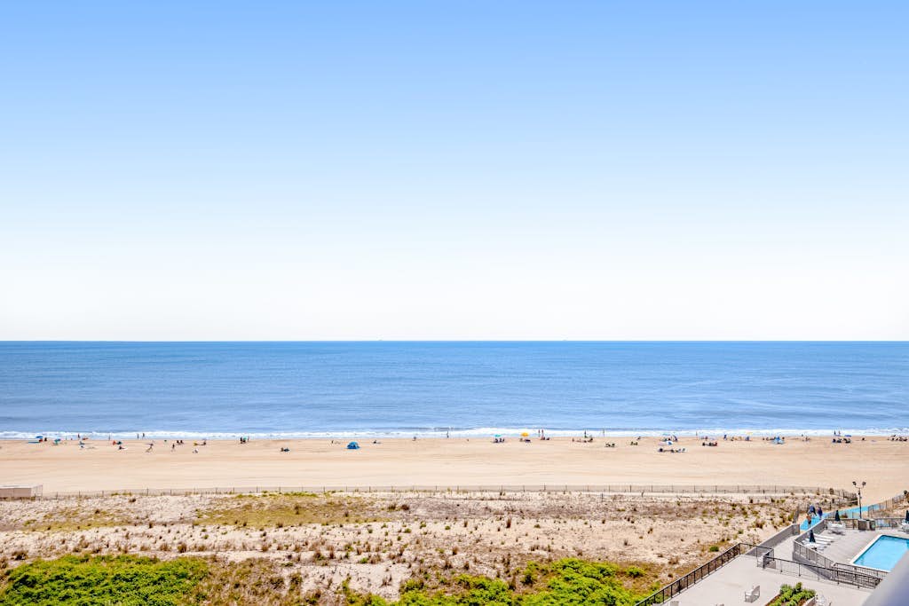 Sea Colony Ocean 8th-floor condo with tennis & basketball courts