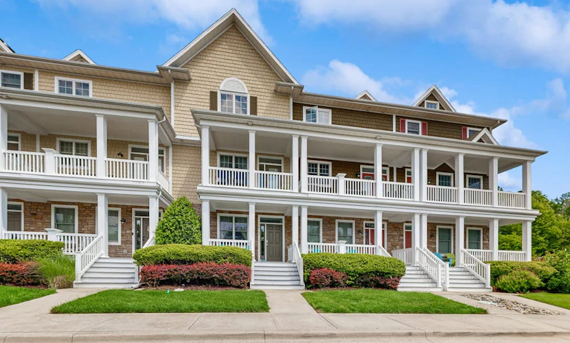 Bayside Resort townhouse w/ balcony, free WiFi, pool, and golf on-site