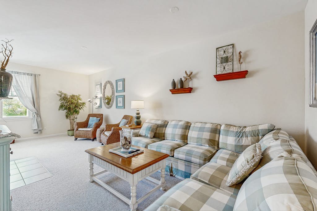 Bayside Resort townhouse w/ balcony, free WiFi, pool, and golf on-site