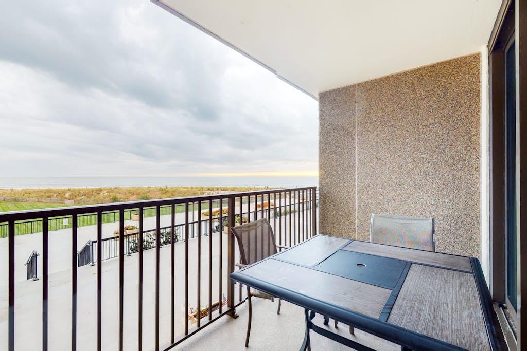 Sea Colony Ocean 2nd floor condo w/ shared sauna, tennis court, and elevator