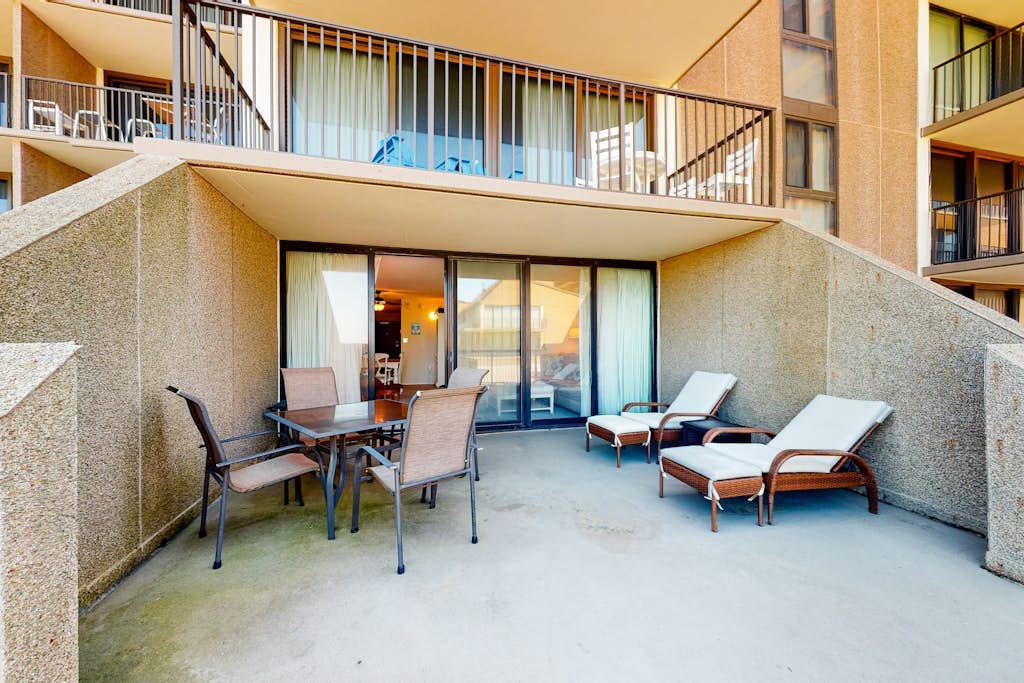 Sea Colony Ocean 1st-floor condo with pool & basketball court