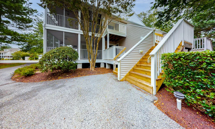 Sea Colony Tennis 2nd-floor condo with pool, tennis court, & basketball court