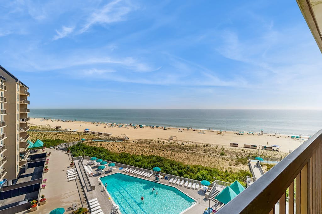 Sea Colony oceanfront 7th floor condo with free WiFi and elevator