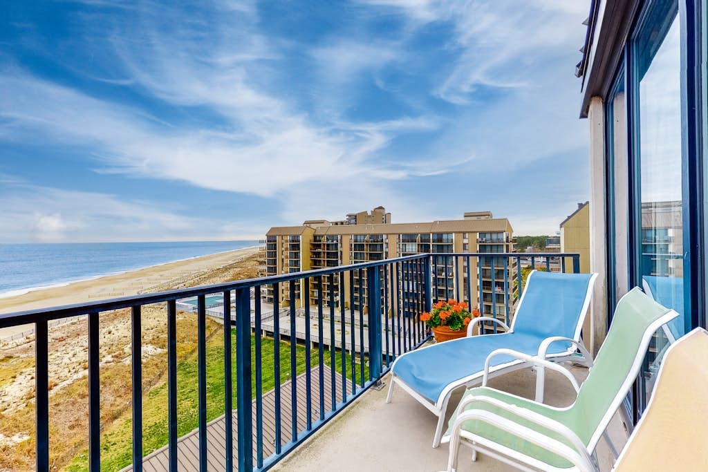 Sea Colony 9th floor condo with tennis court, elevator, gym & ocean view
