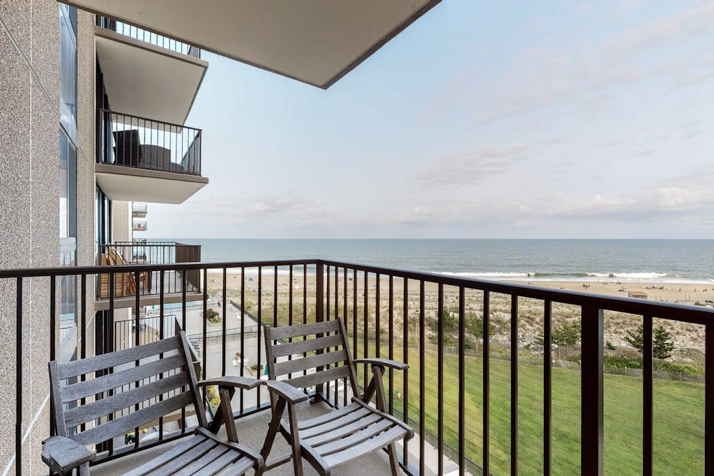 Sea Colony 7th floor condo w/ shared basketball court, balcony & ocean view