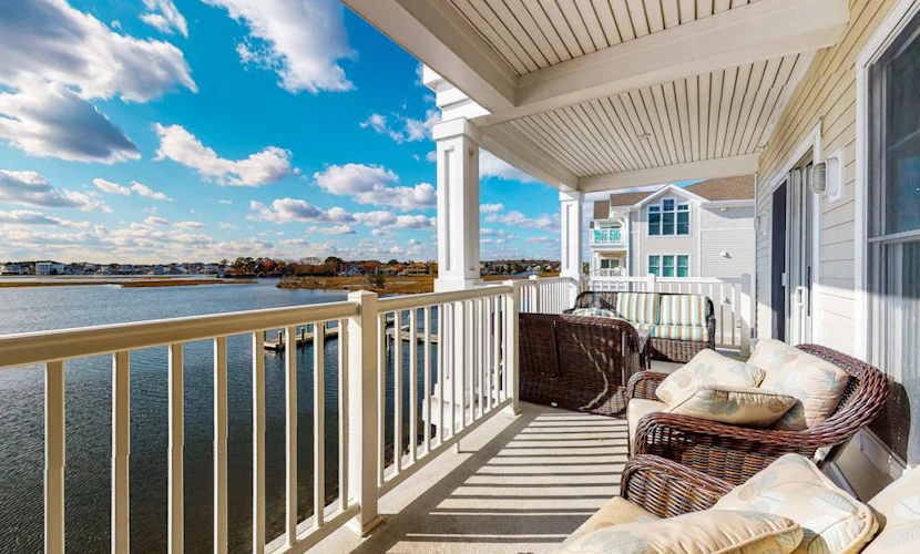 Laguna Bay 2nd-floor condo on the bay with pool & balcony - near dining
