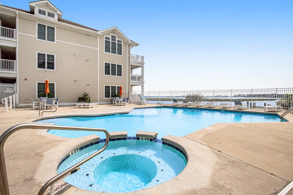 Laguna Bay 2nd-floor condo on the bay with pool & balcony - near dining