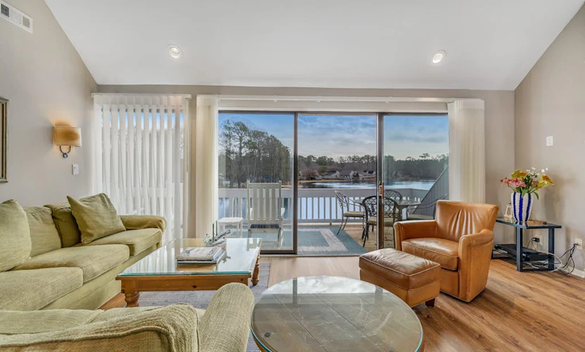 2nd-floor Sea Colony Tennis condo with pool, sauna & basketball court