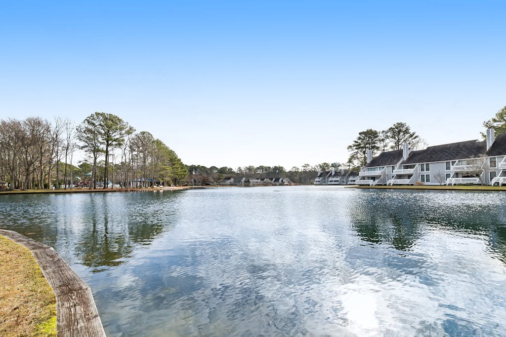 2nd-floor Sea Colony Tennis condo with pool, sauna & basketball court